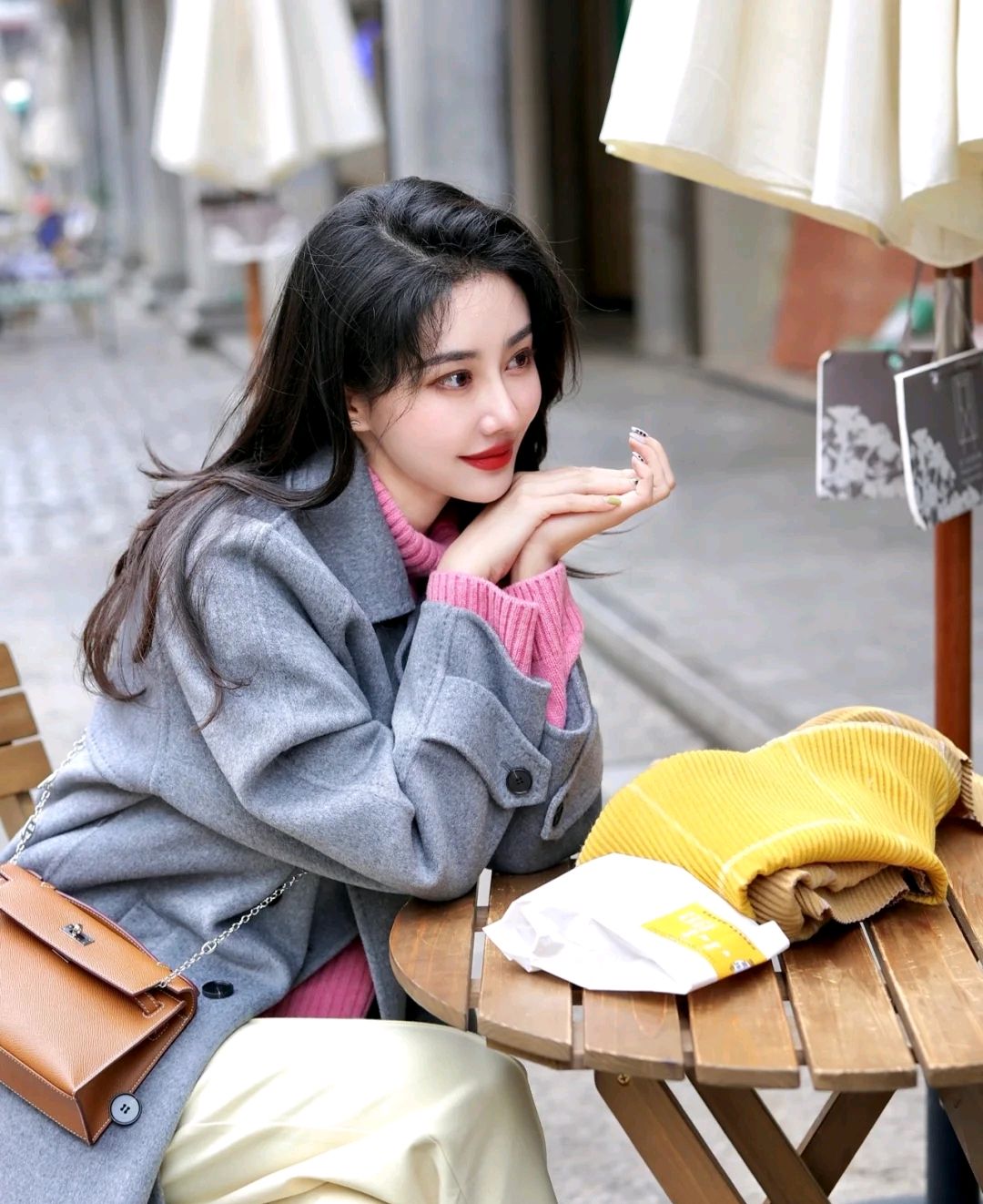 宽松毛衣叠穿搭配冬季,冬季黑色大衣和白色带帽毛衣穿搭