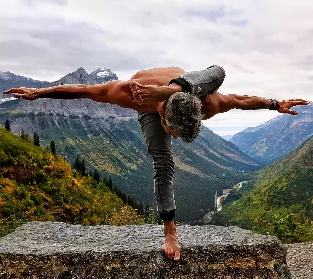 看完这些人,你再也不会觉得男人练瑜伽“娘”了