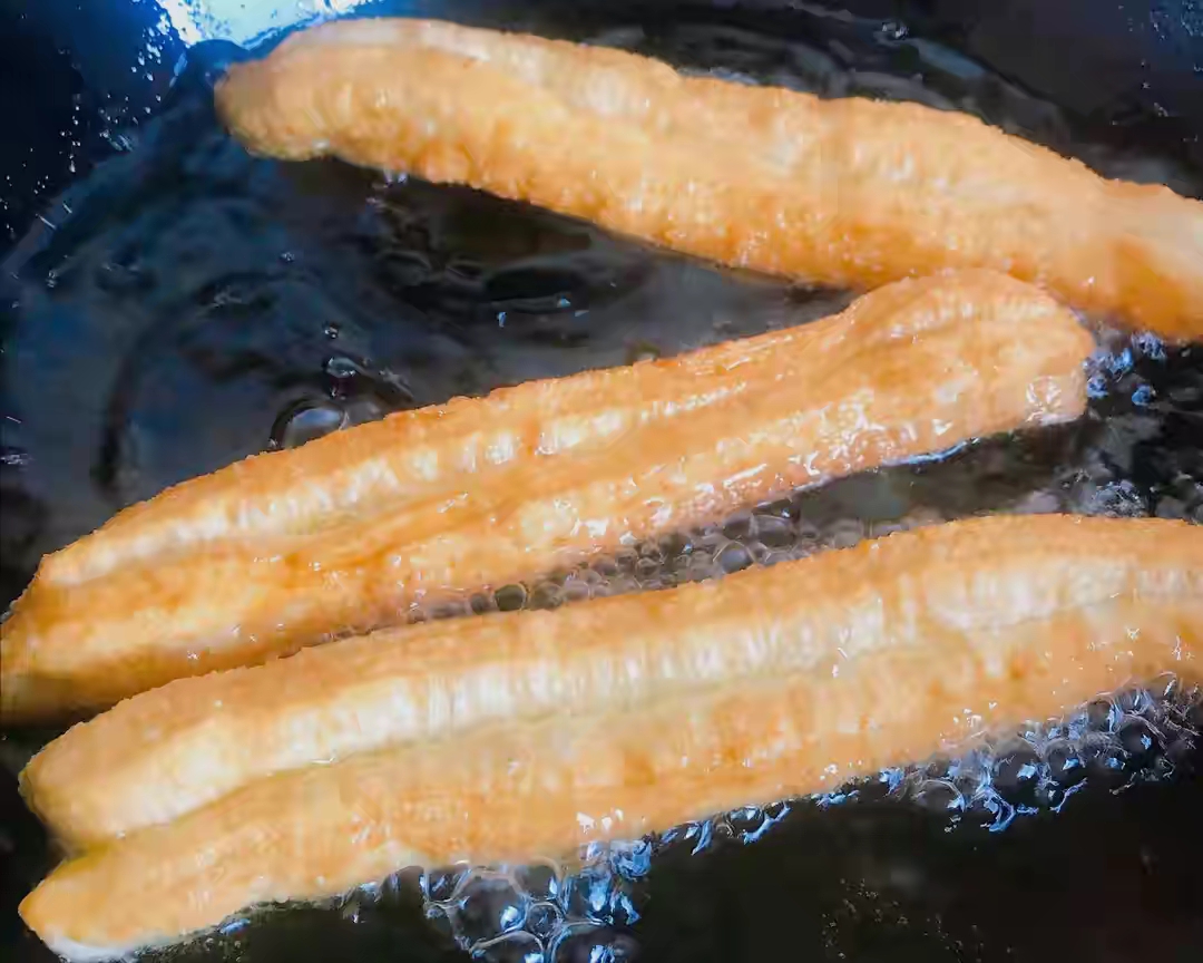 炸油条用酵母怎么炸出来蓬松,炸油条的小窍门不用酵母粉