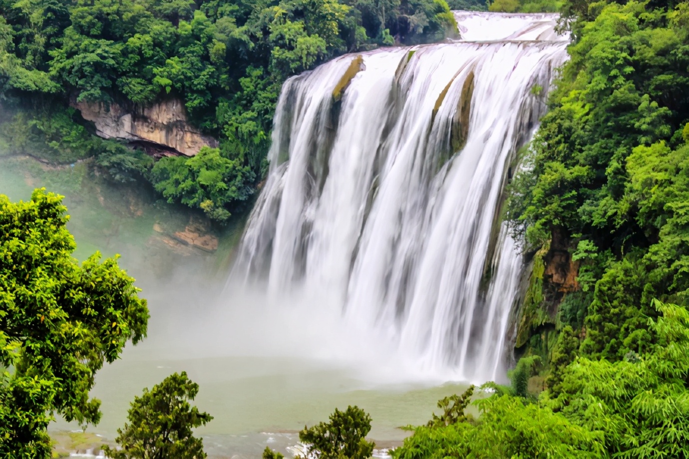 黄果树大瀑布，简直是疑是银河落九天的奇景，壮观而震撼