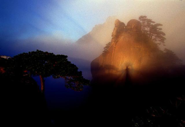 男子拍到云海佛光大喊太美了,男子拍到景区佛光原视频