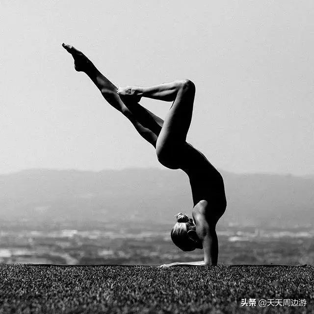 她在世界各地拍下裸照,吸引了8000万的粉丝,却没有一张是色情的