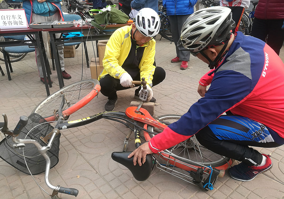 学雷锋免费修车,他们骑自行车去上学