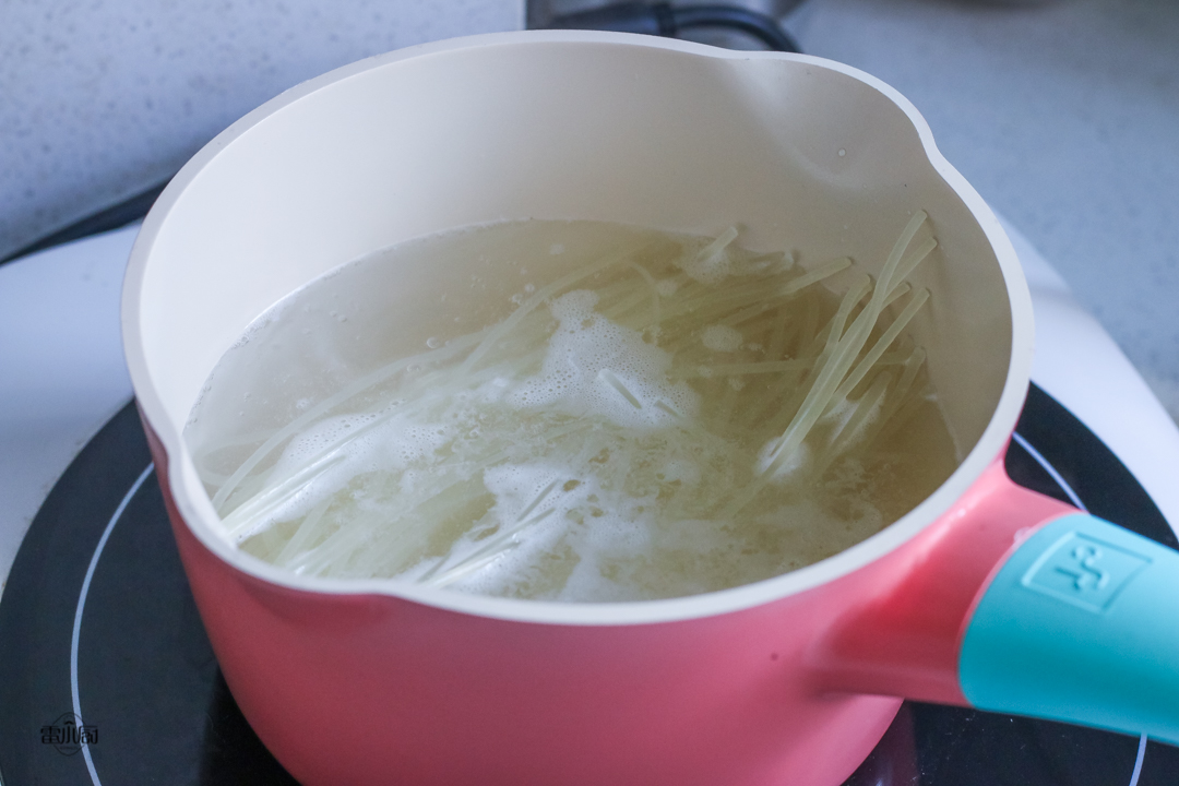 怎么样煮螺蛳粉更好吃呢,煮螺蛳粉的重要步骤