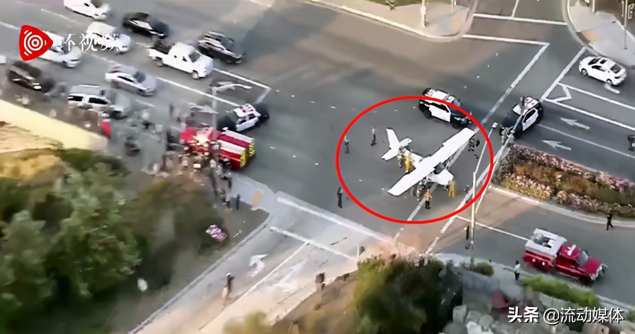 喜剧演员扮“超人”用手拦汽车,表演失败撞到踉跄丨趣观世界