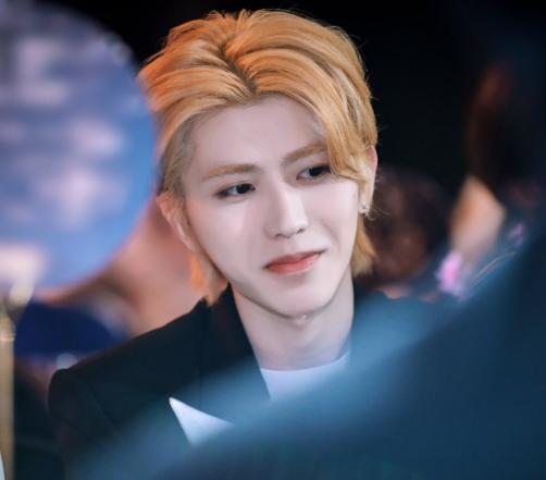 蔡徐坤af1,蔡徐坤全球首穿eliesaab男装高定