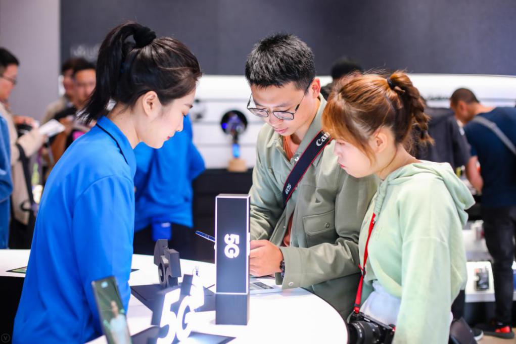 三星旗舰店开在苹果店门口,三星发布会体验店