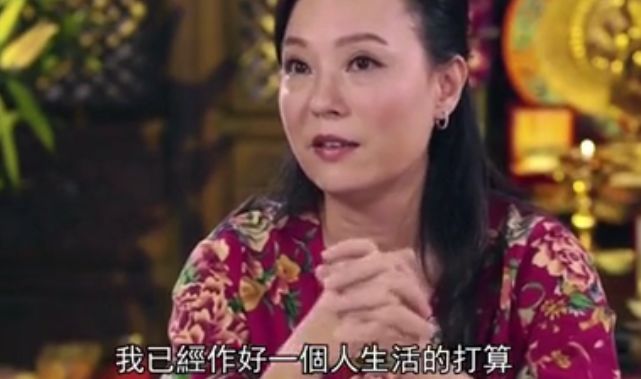 她爱上大30岁的富豪，爆红息影，容忍丈夫出轨，发誓孤独一人