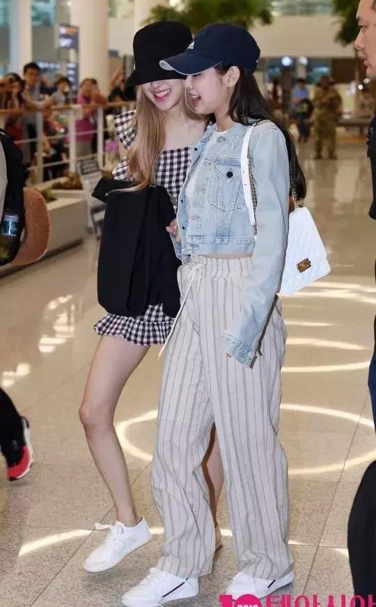 blackpink巴黎时装周lisa是爱豆吗,blackpink七周年绿色lisa衣服