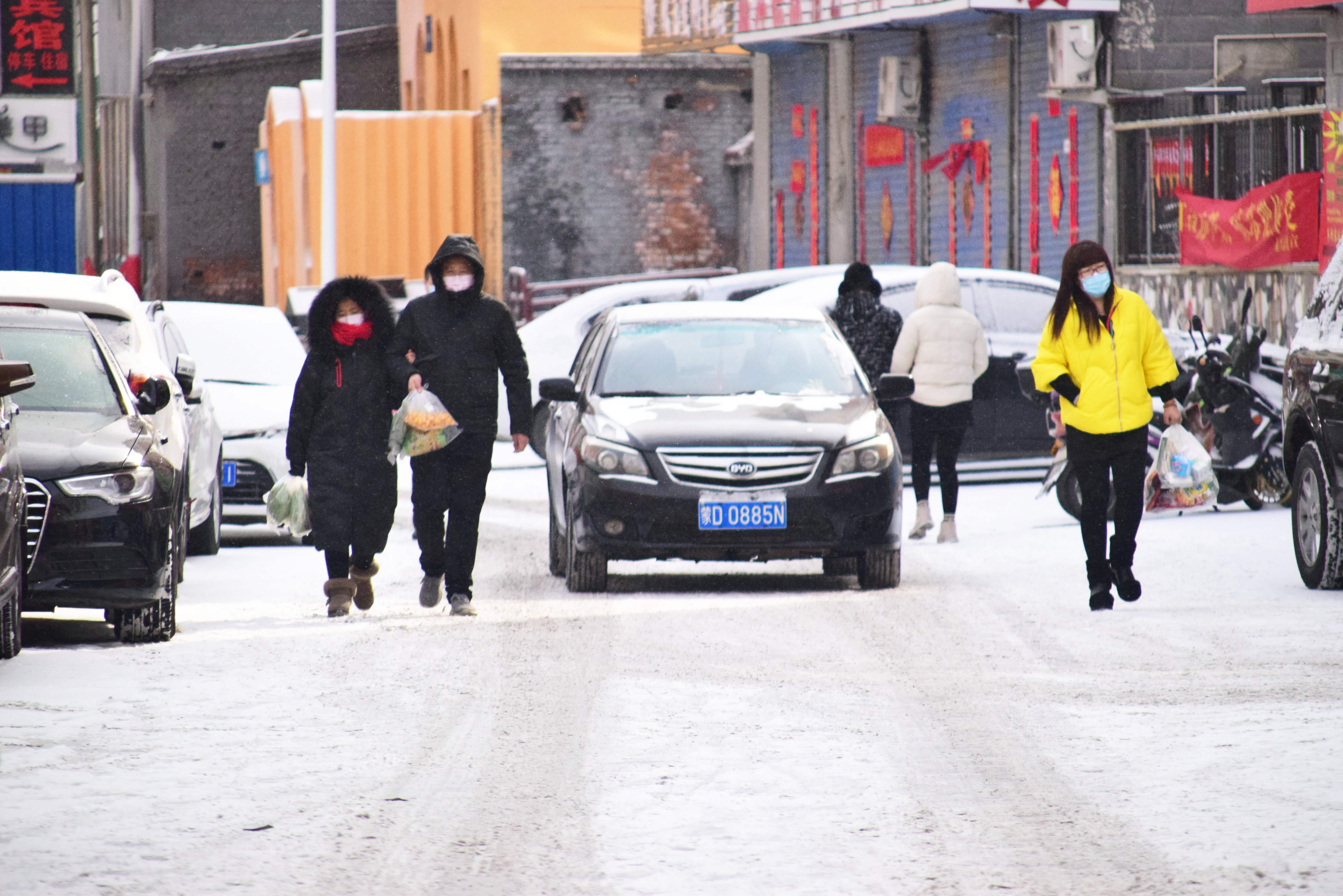 日伪时期一家瘟死俩儿子，老爹急红了眼，抄起碾棍去庙里打阎王爷