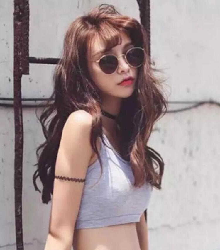 适合圆脸细软塌烫的卷发,大脸圆脸适合怎样披头散发