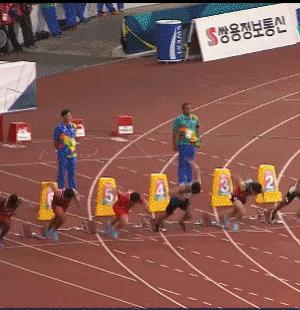 三个傻子跟我一块踢球gif,和两傻子在一起踢球gif