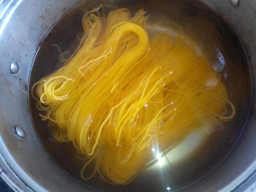 煮面容易成坨怎么办,如何能让煮好的面条长时间不粘坨