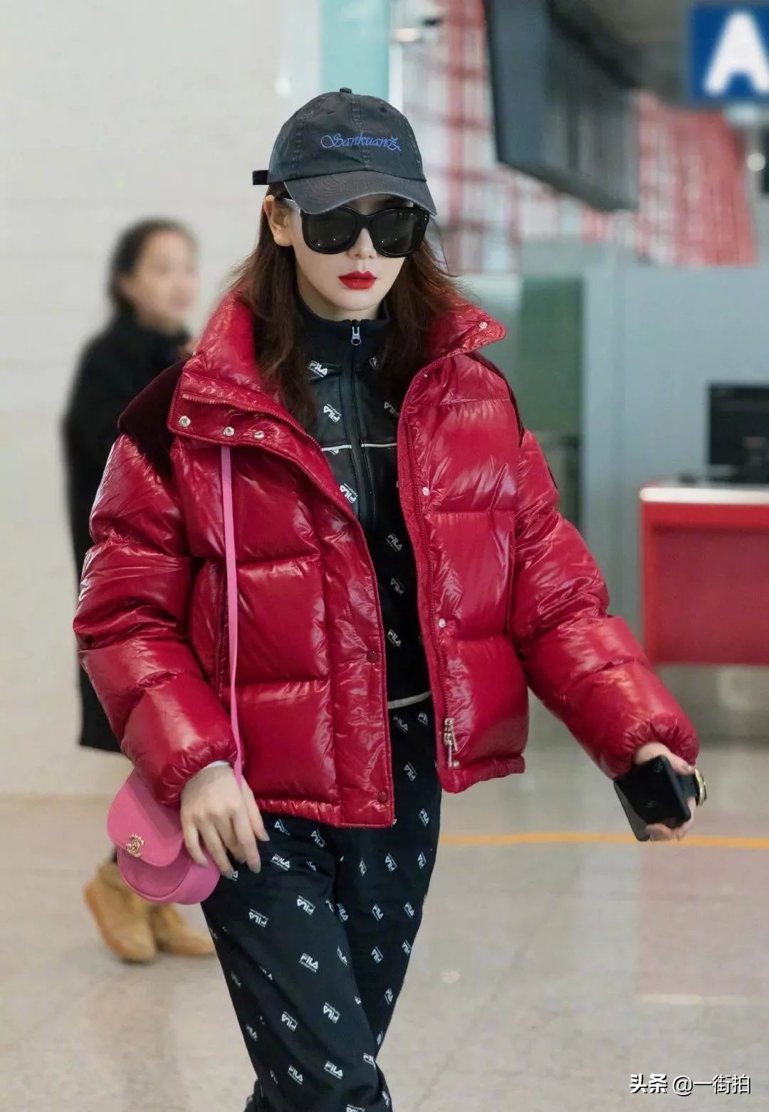 戚薇放大招了,竟穿了羽绒服和睡衣现身机场,混搭界的扛把子啊!