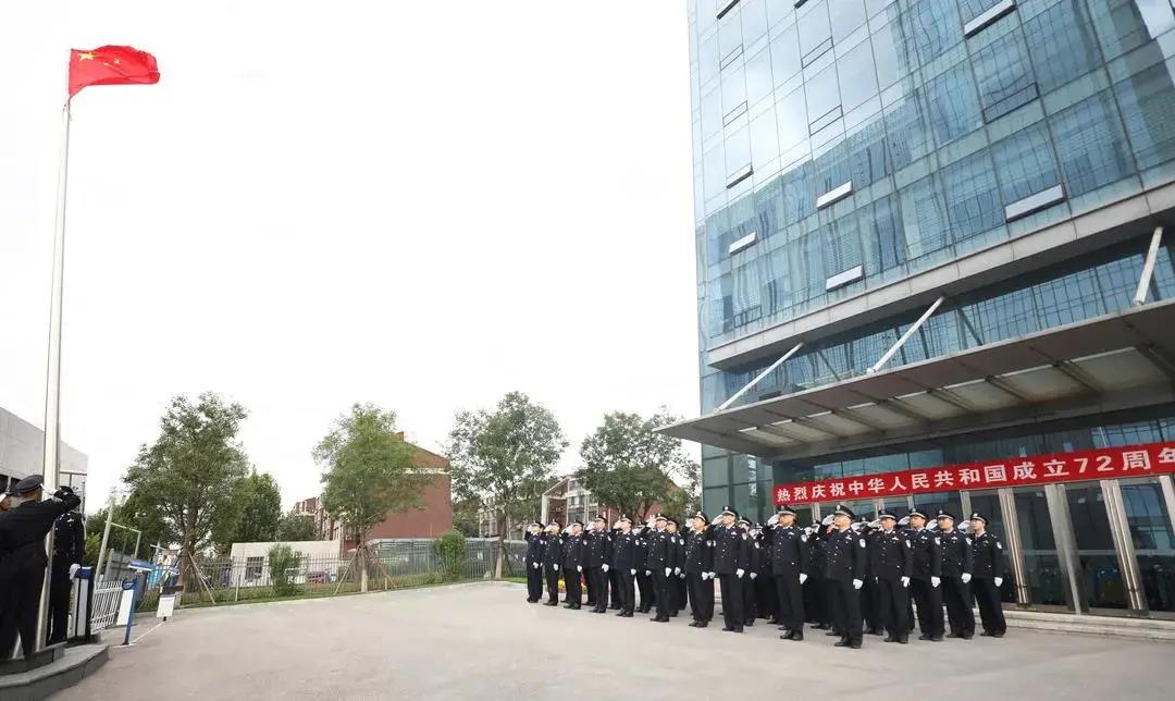 民警在岗位上祝福祖国繁荣昌盛,祝福祖国的守护者平安快乐