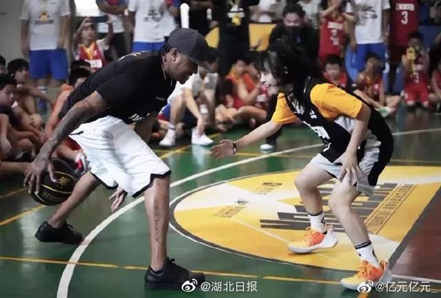 荆州女孩火了!篮球女孩王义园和李易峰打篮球,粉丝百万