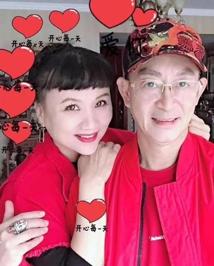 六小龄童结婚32周年晒合照,妻子竟是天竺王后!女儿撞脸关晓彤
