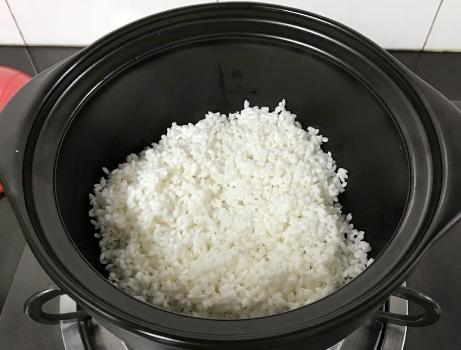 做煲仔饭总糊锅底怎么办,做煲仔饭锅底糊了怎么办