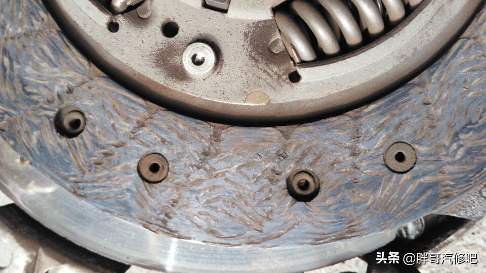 汽车挂档变速箱位置异响，胖哥抬变速箱发现原来是导向轴承问题