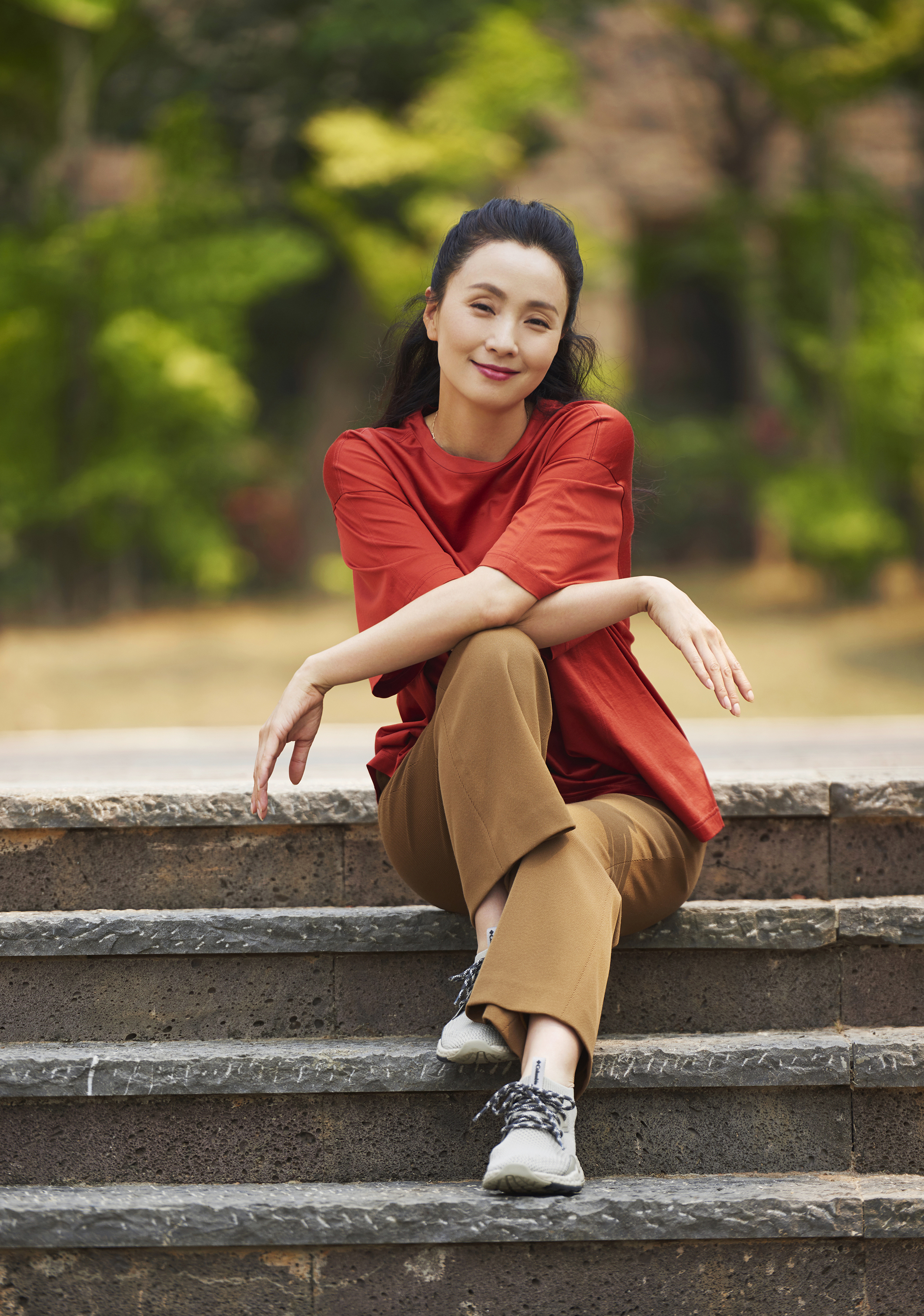陶虹录节目，红色宽松上衣配驼色阔腿裤，时而像贵妇，时而像农妇