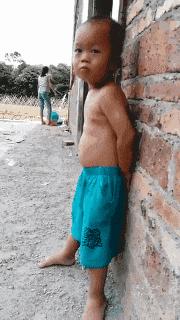 「开心一刻」比尔误把一瓶汽油当酒喝到肚子里了,他很紧张