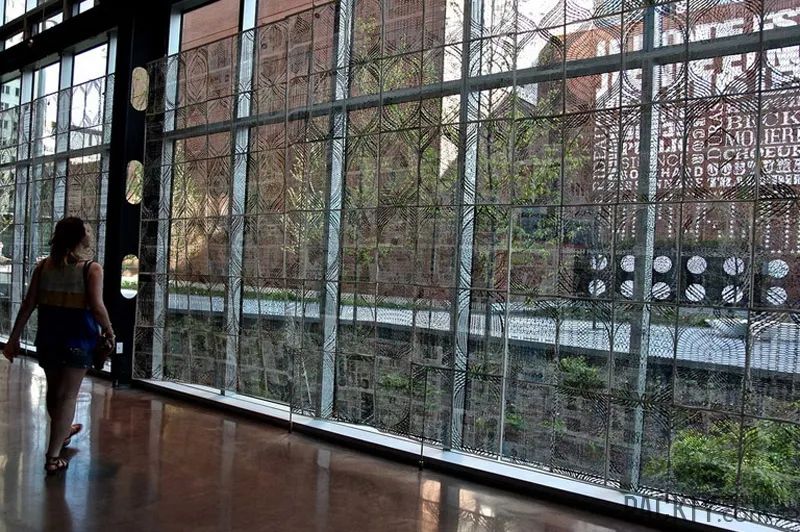 她用一把手术刀在2毛钱废报纸上雕出精美图腾,一幅卖60万