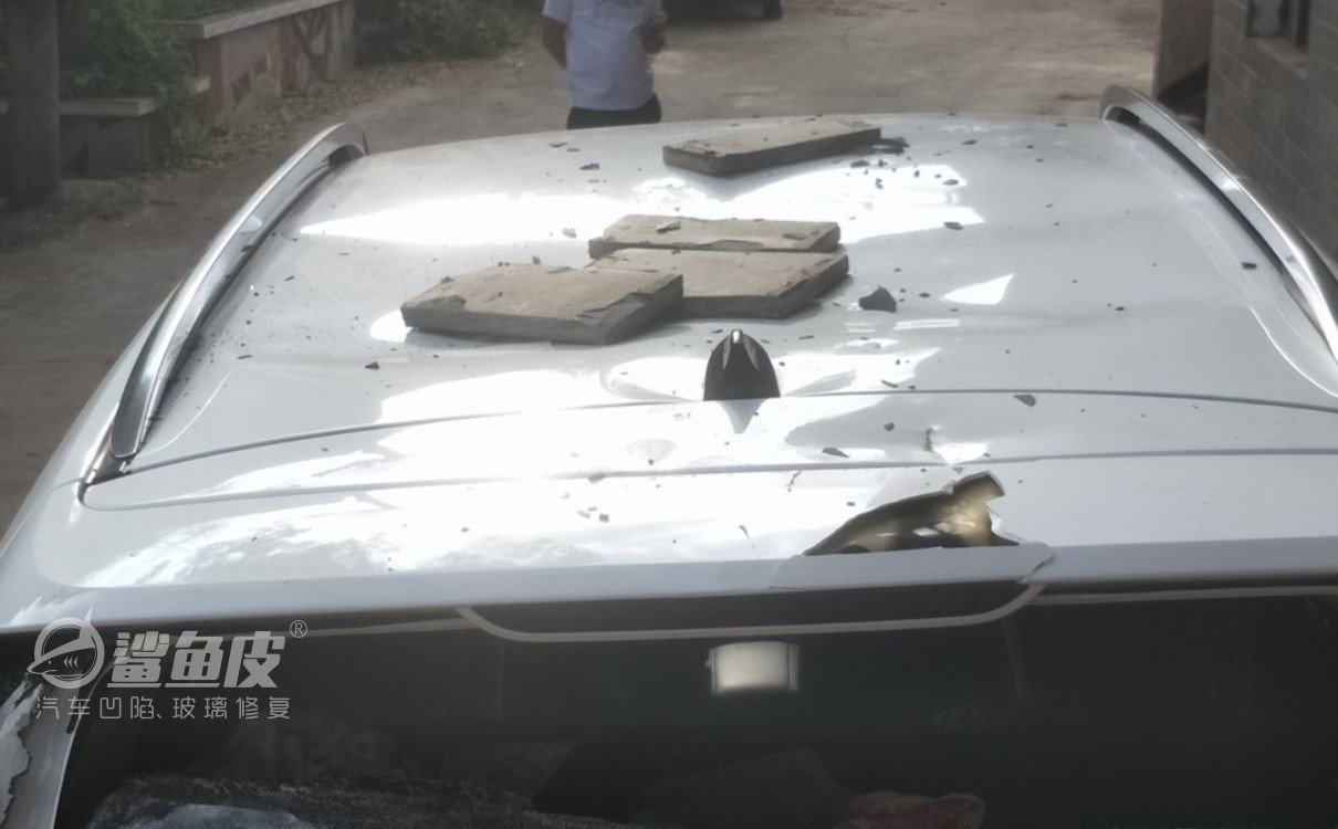 车顶凹陷掉漆全车顶喷漆,修复车顶凹陷需要拆车顶吗