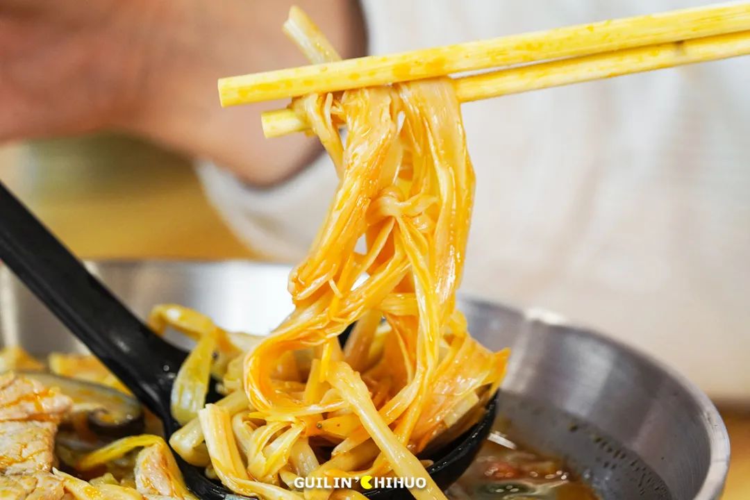 螺蛳粉好吃的秘密就是这碗高汤,煮螺蛳粉的汤第一遍为什么要倒掉