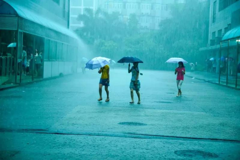 他用20年，拍下了流水线上的一代“打工人”