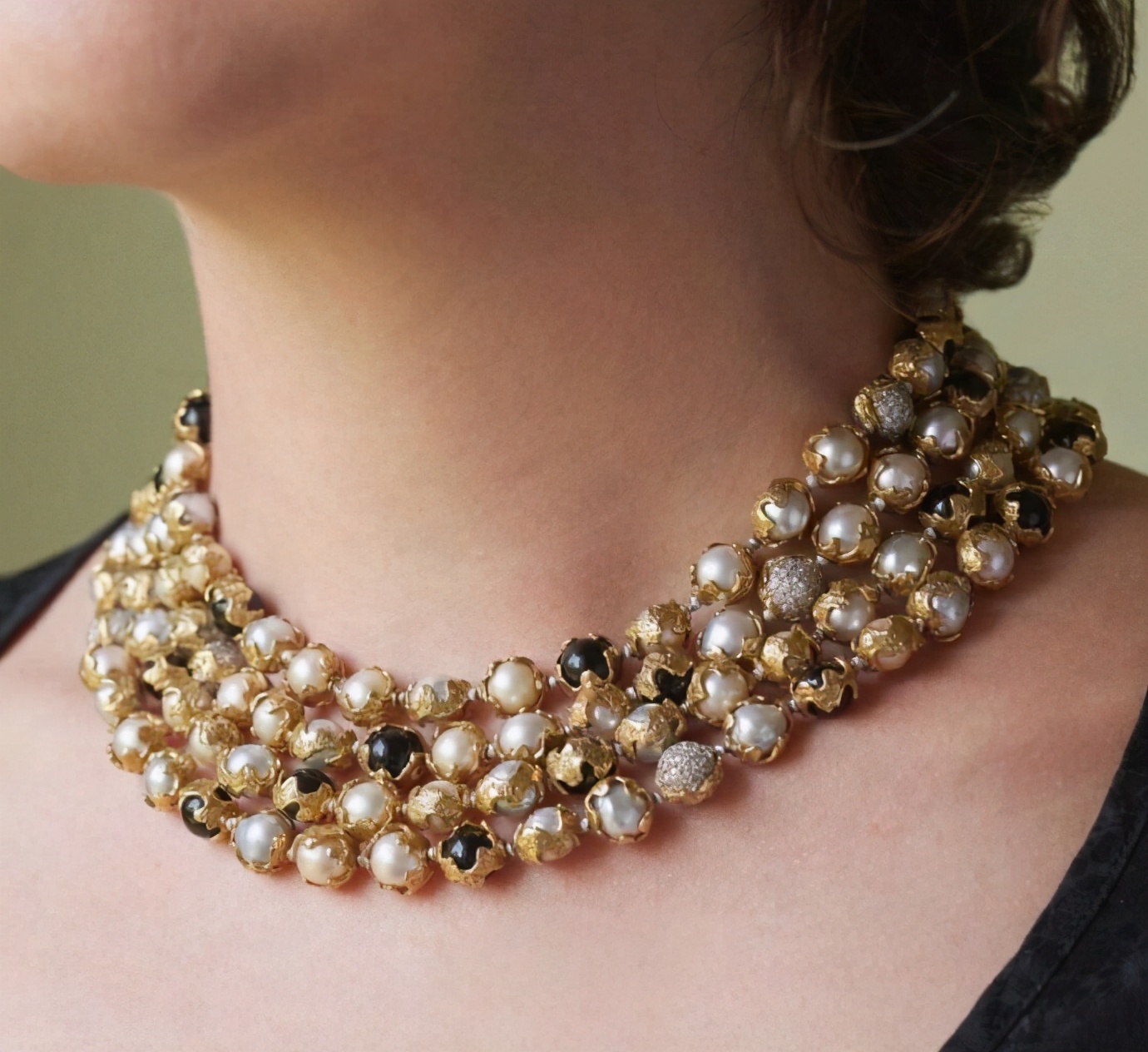 小蛮腰项链和珍珠项链叠戴好看吗,珍珠项链怎么搭配显得年轻洋气