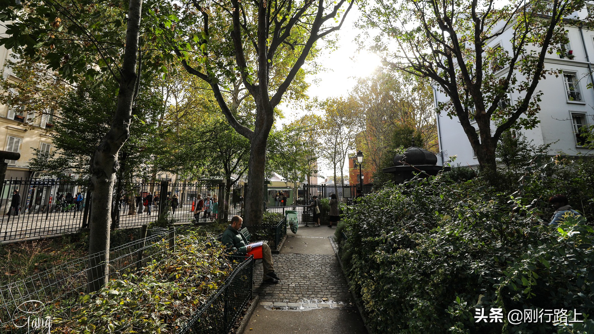 用全世界的语言说爱你的巴黎爱墙，你可曾向最爱的她表白过