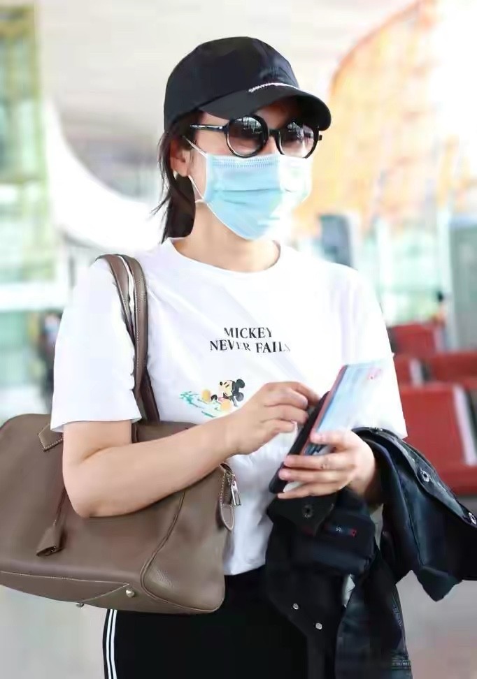 闫妮减龄穿衣搭配,闫妮上衣搭配裤子