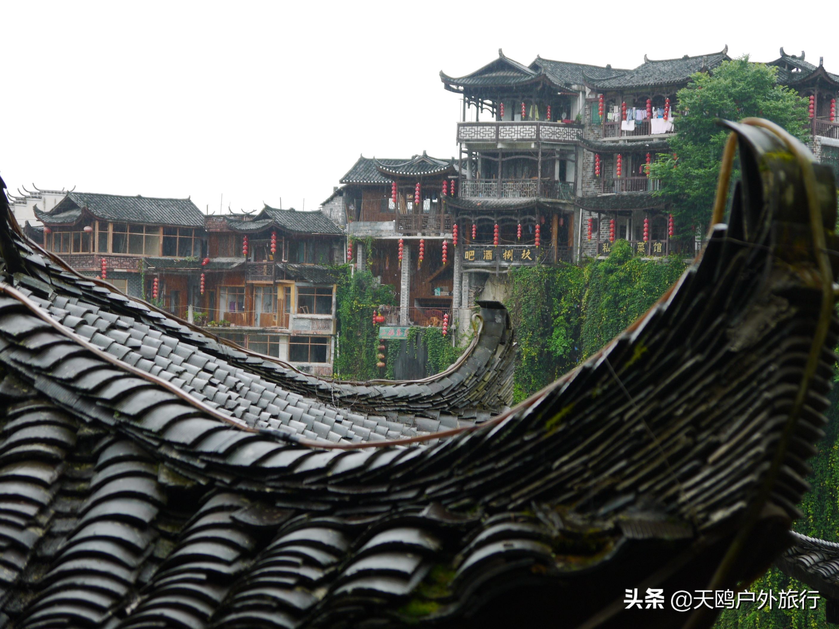 芙蓉镇一座挂在瀑布上的千年古镇,瀑布上的千年古镇芙蓉镇