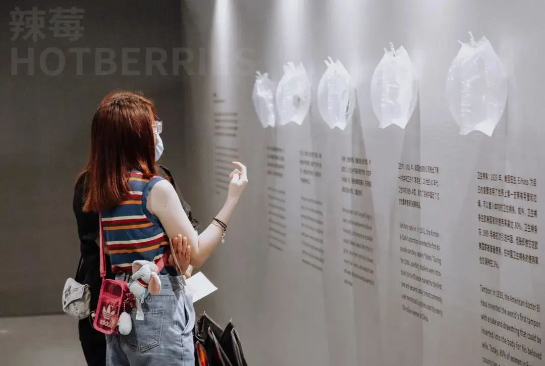 在家看*片A**被老妈撞见，她反手就带我去了个“18禁”场所