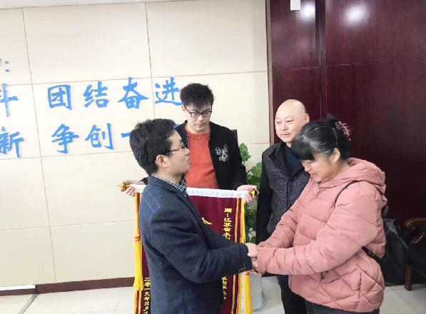 扬州3名男子仅用30秒救下落水者,扬州眼镜哥救人视频