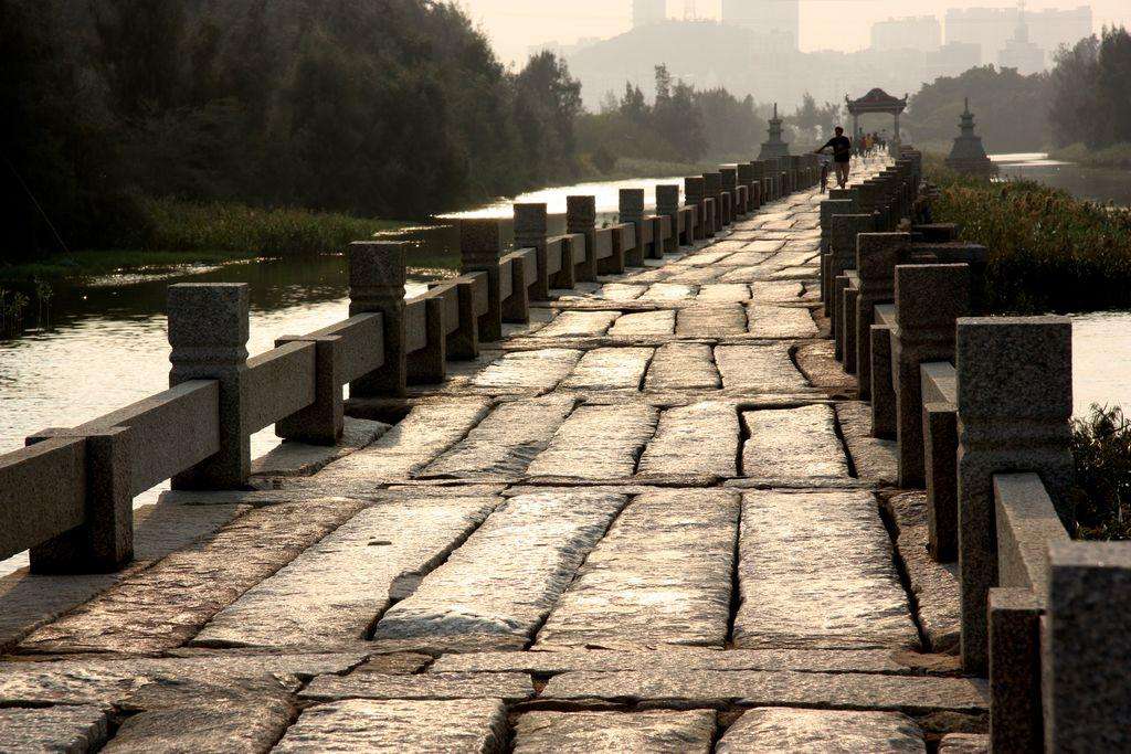 董桥和余秋雨散文比较,董桥散文经典