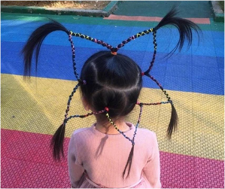 妈妈给萌娃扎五角星辫子,妈妈为女儿扎的五角星头发