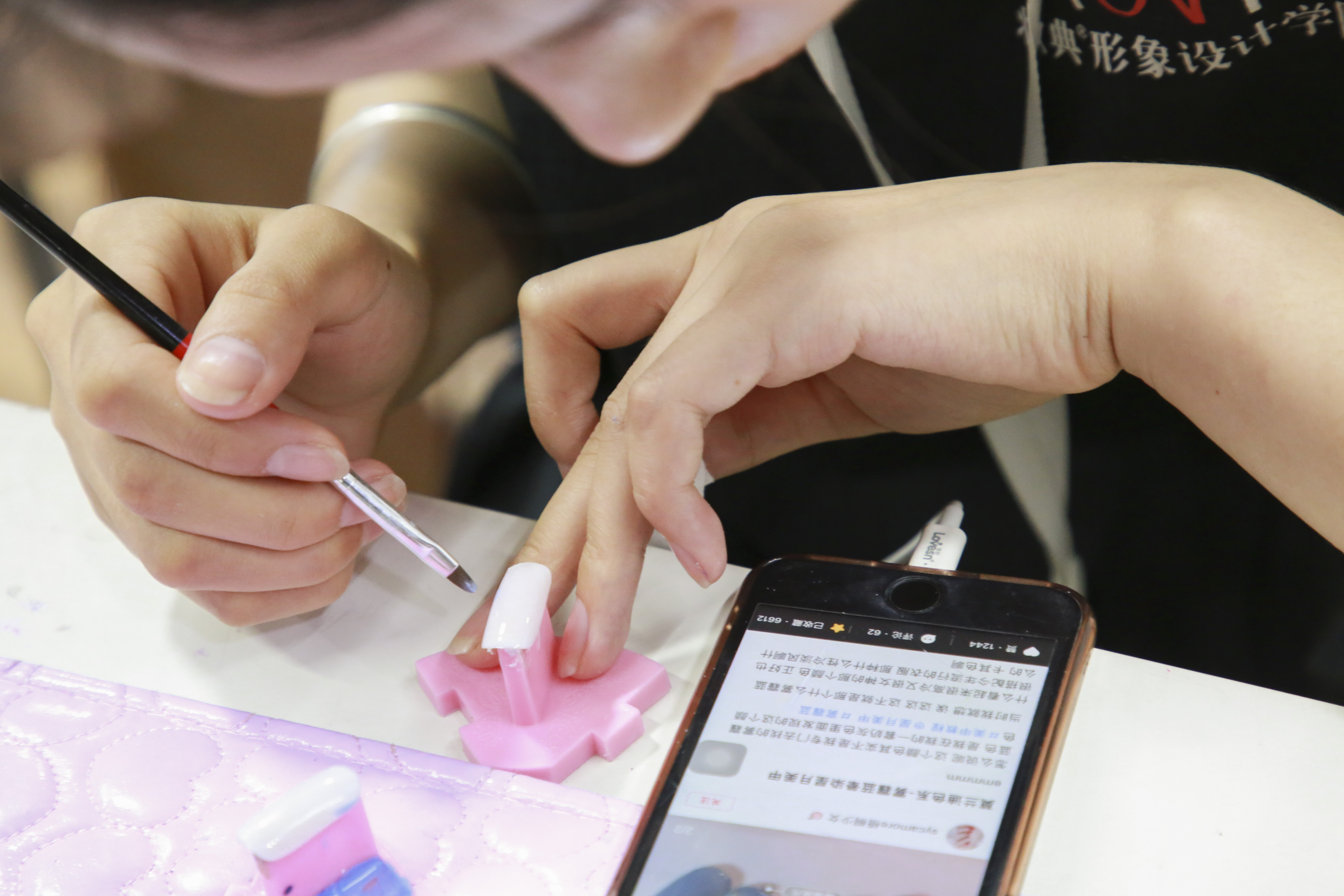 学美甲最难的是什么?想成为专业美甲师,需要学习多长时间?