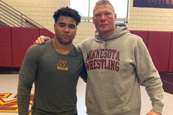 wwe布洛克莱斯纳去自己的牧场玩,wwe布洛克莱斯纳开铲车