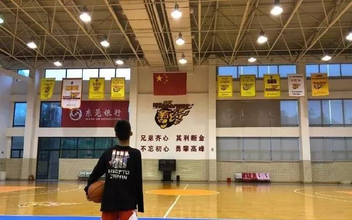 14岁独臂篮球少年的励志人生,14岁独臂男孩用一只手撑起篮球梦