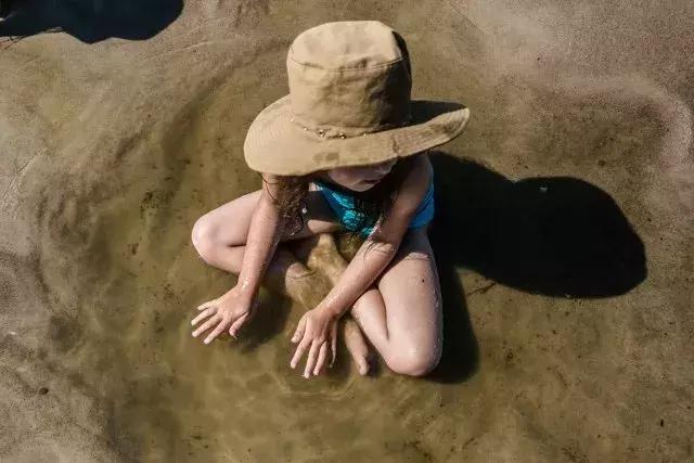 学龄前的孩子爱玩私密地方，该怎么办？