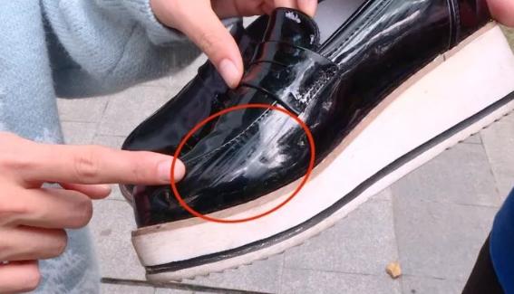 皮鞋上的划痕用风油精怎么处理,漆皮皮鞋有黑印怎么处理