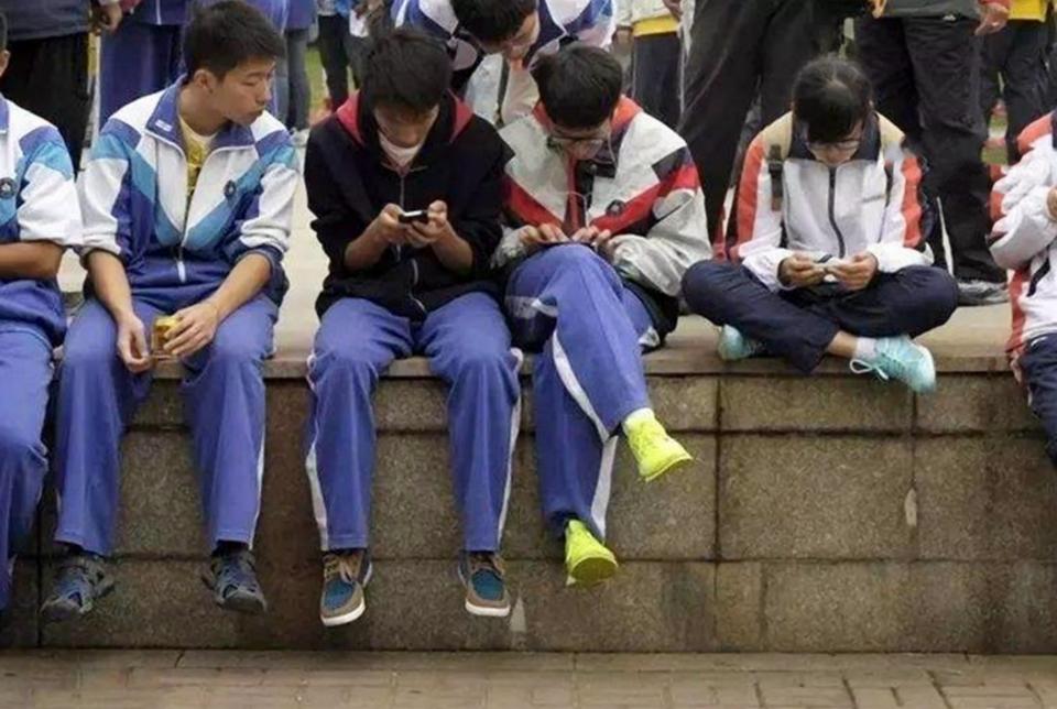 初中男生自认为很帅的行为,初中男生自认为很帅的三种行为