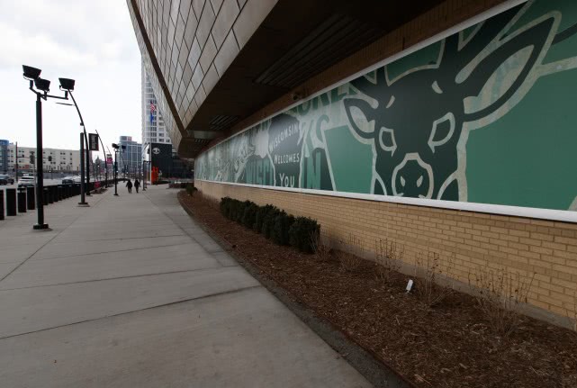 停赛后的NBA球馆啥样子？馆内空无一人，门口只有清洁工与游客