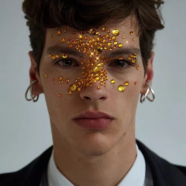 不差钱的女人的特点,为什么那么多人都喜欢佩戴耳环