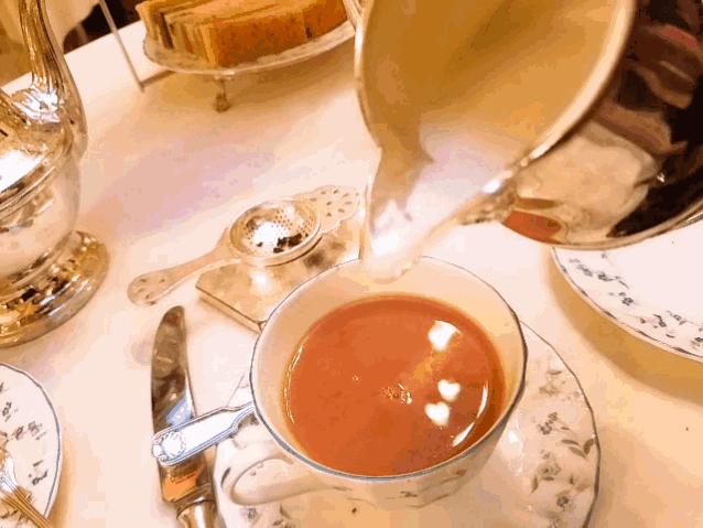 秋天第一杯奶茶英文怎么说,秋天的第一杯奶茶的英语是什么