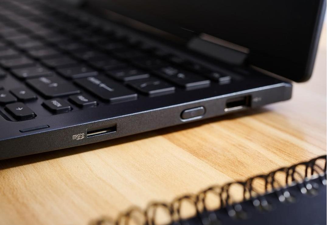 荒唐一幕!哥伦比亚老师讲课时候突然和妻子亲热,看呆一群学生