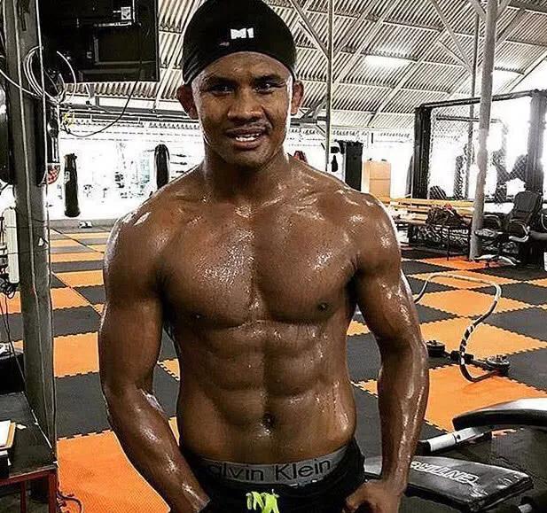 c罗播求,拳王播求六块腹肌