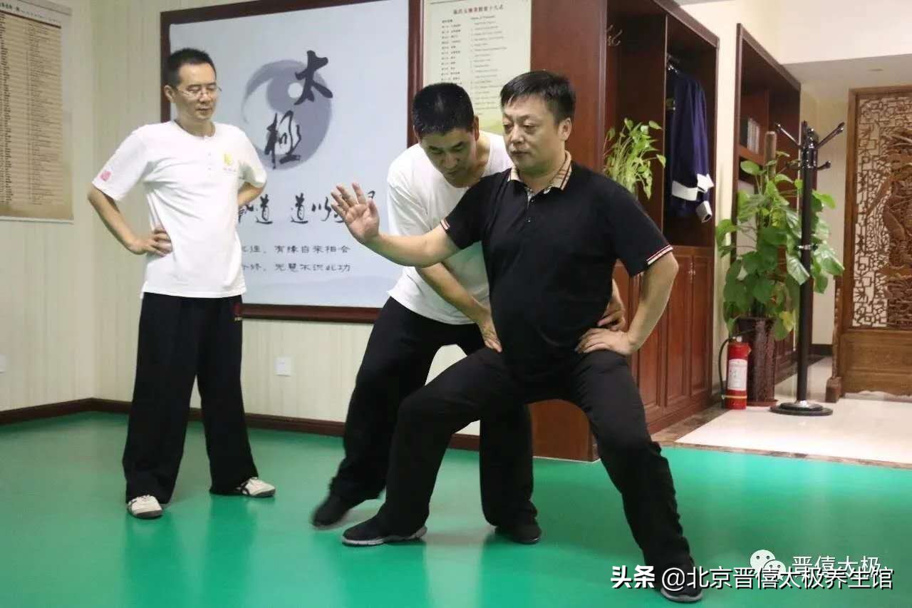 俯身拱腰松督脉,正确的松腰骨姿势