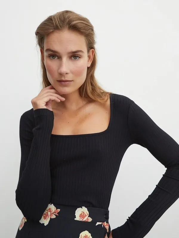 2019年秋款针织衫穿衣技巧,今冬流行的针织衫优雅减龄又时髦